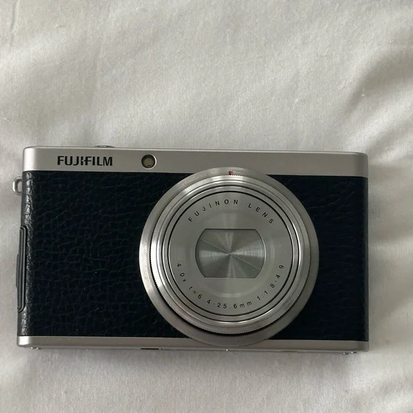 Fujifilm Silver and Black Compact Digital Camera - Picture 1 of 10